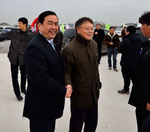 1493798164441842.jpg 趙振元同志與上??萍即髮W(xué)校長江綿恒親切交談.jpg