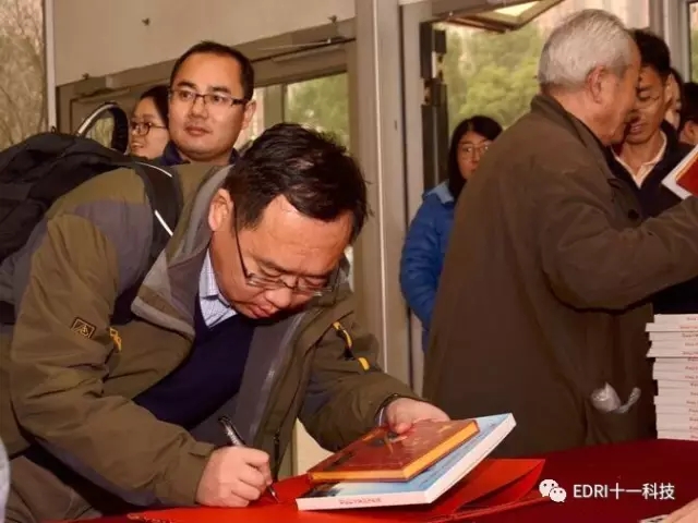 年會現(xiàn)場， 干部員工們領(lǐng)取趙院長的書籍和臺歷.webp.jpg