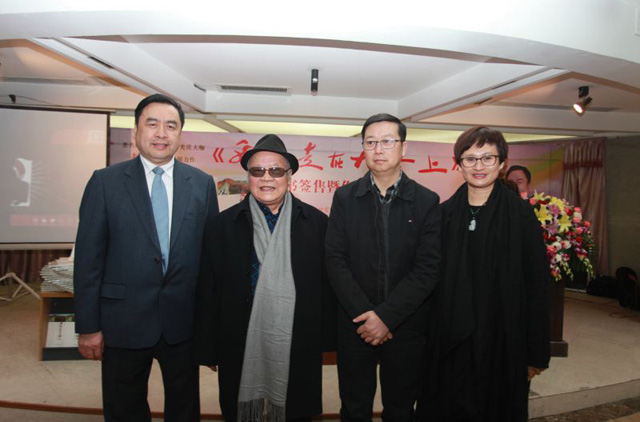 16-趙振元和四川人民出版社社長黃立新、中外散文詩學會主席、著名作家海夢親切合影.jpg