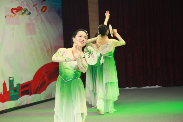 4-張小平、楊芳、徐藝蕓、趙婧婷、唐永霞聯(lián)袂表演團(tuán)扇舞《茉莉花》.jpg