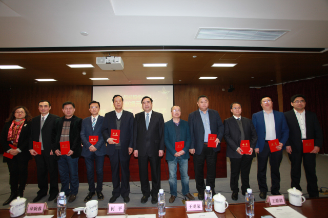 21-十一科技股份公司執(zhí)行班子成員何平、王明云、王毅勃、孫明、白焰、余才志、王利、萬里浪、季超、姚紅親切合影.jpg