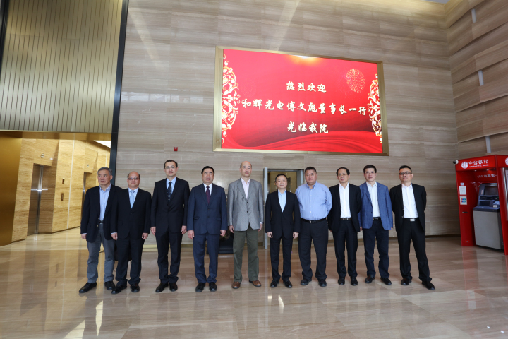 2-趙振元董事長、白焰高級副院長與傅文彪董事長、卞家駿總裁一行親切合影.jpg