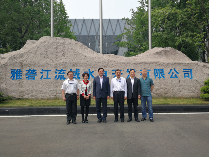 1-趙振元董事長一行與雅礱江祁寧春總經(jīng)理、吳世勇副總經(jīng)理、戰(zhàn)略發(fā)展部副主任周永與親切合影.jpg
